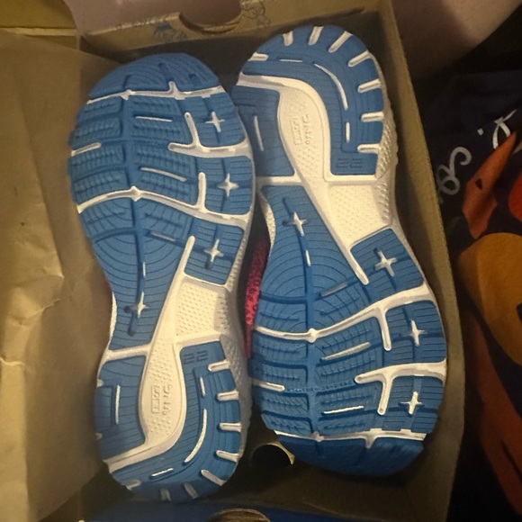 Brand new in box! A pair of women’s Brooks  Adrenaline  GTS 22 size US 7.5. - Picture 6 of 9